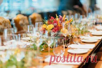 Девушка отказалась приходить на свадьбу родного брата из-за его требования. Пользовательница Reddit поделилась историей о том, как отказалась приходить на свадьбу родного брата из-за его требования бесплатно печь торт на его свадьбу. Она рассказала, что брат отказался платить за ее работу. В комментариях под постом пользователи похвалили девушку за умение отстаивать свои границы.