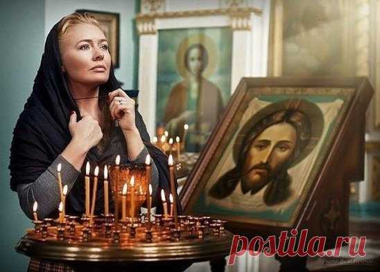 Продли, ГОСПОДЬ, мои ГОДА,
Но разума НЕ ОТНИМАЙ.
Пусть будет ТЕПЛЫМ кров всегда
И ХЛЕБ в ДОСТАТКЕ и ВОДА,
С ДЕТЬМИ не РАЗЛУЧАЙ.
И СОХРАНИ мне до КОНЦА
И ЗОРКОСТЬ глаз, И ЛОВКОСТЬ рук.
ПОКОЯ дай на склоне лет.
Избави от ДУШЕВНЫХ МУК.
ОТ СГЛАЗА, ЗАВИСТИ, ХУЛЫ.
ОТ ХВОРИ И ВОЙНЫ
ДЕТЕЙ И ВНУКОВ, И РОДНЫХ
О, ГОСПОДИ, ХРАНИ !
Не дай мне ПЕРЕЖИТЬ ДЕТЕЙ
И видеть их в НУЖДЕ.
Еще ПРОШУ за всех ЛЮДЕЙ –
Ты сделай их ДОБРЕЙ, СИЛЬНЕЙ,
Дай МУЖЕСТВА в беде.
Не дай ПОГИБНУТЬ. Сбереги:
Прохладу ВОД, тепло ЗЕМЛ