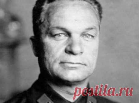 Какую тайну Сталина знал расстреляный маршал Егоров Александр Ильич Егоров происходил из семьи состоятельного мещанина и в Первую мировую войну дослужился до полковника, что не помешало ему стать один из пяти первых маршалов Советского союза. Военачальник сражался против белогвардейцев под Самарой и Царицыным, воевал против поляков, а после Гражданской войны возглавлял различные военные округа и штаб РККА, а в феврале 1939 Егорова казнили.