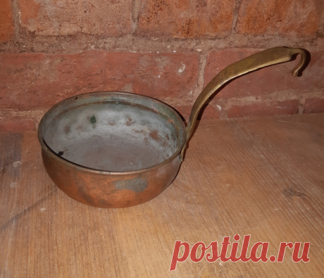 Ковшик медно красный с латунной рукоятью. Российская Империя. 19 век. Утраты. 
Диаметр ковшика / с рукоятью : 140 / 250 мм.
Высота ковкика / с ручкой : 52 / 130 мм.
Утраты : две трещины. См. фотографии.
Внимание ! Использовать только в качестве интерьера. Возможен ремонт и использование по прямому назначению.
 Цена : 2600 руб.

Купить сейчас : 

#КовшикМедноКрасный
#КовшикР