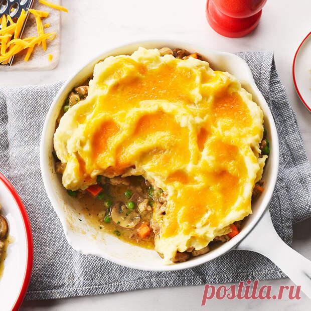 Картофельная запеканка с куриным фаршем, грибами и горошком - ФотоРецепт - медиаплатформа МирТесен Попробуйте это блюдо с нежирным фаршем из индейки или свинины! Также, можно сыр использовать копченый. Экспериментируйте! Ингредиенты очищенного картофеля, нарезанного кубиками 2,5 см - 800 г куриный бульон - 1 л лук-перо с луковицами - 3 средних лука пера с луковицами, мелко нарезанных,