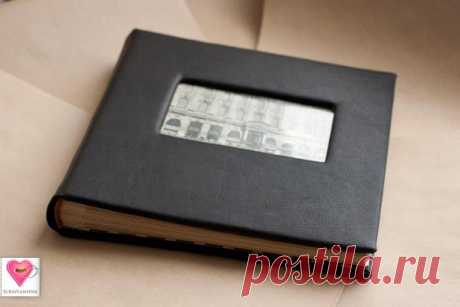 Альбом в переплете на лентах Со слов автора. Тут мы делаем альбом с утолщенным корешком из плотного дизайнерского картона, который не распухнет, когда туда приклеют фотографии. Мы обтягиваем обложку не тканью, а натуральной кожей...