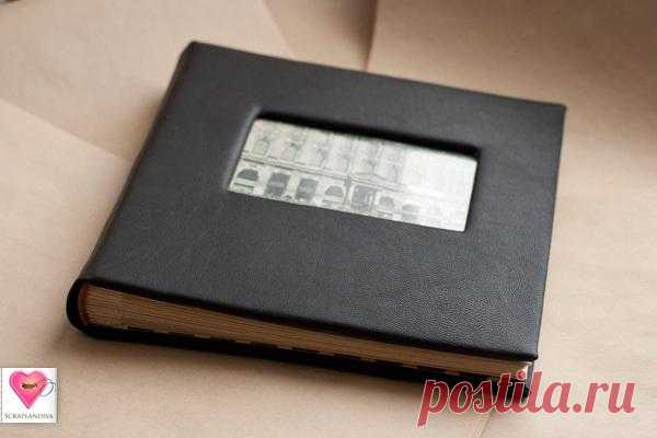 Альбом в переплете на лентах Со слов автора. Тут мы делаем альбом с утолщенным корешком из плотного дизайнерского картона, который не распухнет, когда туда приклеют фотографии. Мы обтягиваем обложку не тканью, а натуральной кожей...