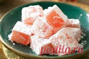 Рахат-лукум — вкуснейшая традиционная турецкая сладость, которая на самом деле была изобретена на Кипре. Это сладкие конфеты в форме кубиков, похожие на мармелад. Их обожают и взрослые, и дети.
Если ты тоже любишь это лакомство, попробуй приготовить клубничный рахат-лукум сам по рецепту, который «Так Просто!» подготовил для тебя сегодня. Эта сладость готовится очень просто и достаточно быстро, причем никаких мудреных ингредиентов тебе не понадобится. Десерт получается очень нежный и ароматный.
И