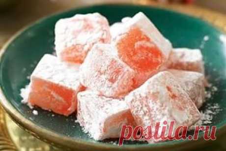 Рахат-лукум — вкуснейшая традиционная турецкая сладость, которая на самом деле была изобретена на Кипре. Это сладкие конфеты в форме кубиков, похожие на мармелад. Их обожают и взрослые, и дети.
Если ты тоже любишь это лакомство, попробуй приготовить клубничный рахат-лукум сам по рецепту, который «Так Просто!» подготовил для тебя сегодня. Эта сладость готовится очень просто и достаточно быстро, причем никаких мудреных ингредиентов тебе не понадобится. Десерт получается очень нежный и ароматный.
И