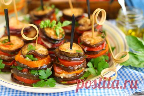 «Башенки» из баклажанов и помидоров – настолько вкусно, что лучше сразу готовить двойную порцию - Video Recipes Самыми любимыми летними закусками безусловно являются закуски из баклажанов. Этот фиолетовый крепыш «любит» пряности, специи, масла и другие овощи, с которыми баклажан сочетается просто идеально! Особенно хороши баклажаны в союзе с помидорами и чесноком, и вот эта чудесная закуска - только еще одно вкусное тому подтверждение.