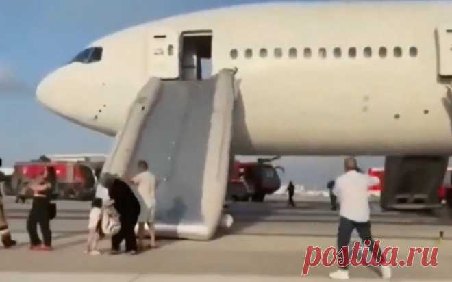 Эвакуация после задымления при посадке Boeing в Анталье. Видео. У лайнера Boeing 777 авиакомпании Turkish Airlines, который выполнял рейс Стамбул — Анталья, после штатной посадки произошло задымление на взлетно-посадочной полосе, передает Milliyet.