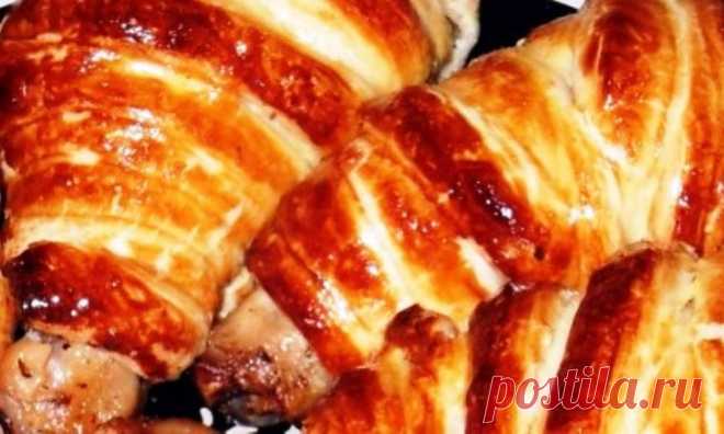 Курица в слоеном тесте, рецепт Курица в слоеном тесте – это просто объедение! Чтобы приготовить это блюдо, нужны лишь куриные ножки и слоеное тесто.