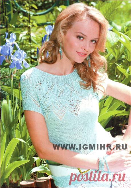 Нежная кофточка голубого цвета с ажурной кокеткой. Спицы