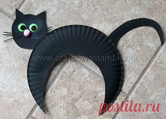 Обычную бумажную тарелку можно без особых усилий превратить в черную кошку.
