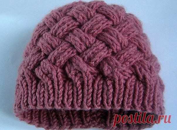 Двустороняя женская шапочка спицами 

Сейчас очень популярны многофункциональные вещи. Два в одном, три в одном и т.д.
Увидев двухсторонний плетеный узор, мне сразу захотелось связать им шапочку. Связав одну шапочку, я получила сразу две. Шапочку можно носить как на одну, так и на другую сторону. Либо выбрать для себя одну, «любимую».
В этой статье я дам описание и схемы вязания шапки женской спицами.
Шапка связана пряжей Alize superlana maxi: 75% — акрил, 25% — шерсть. 10...