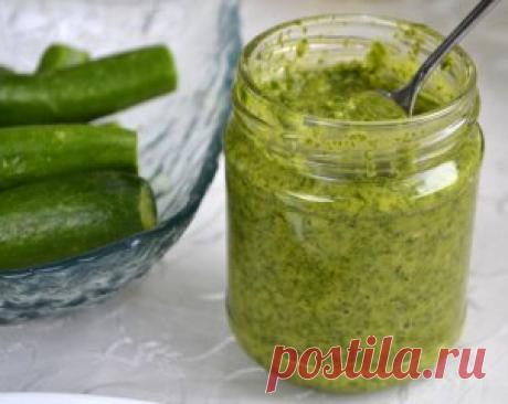 ЧЕСНОЧНЫЕ СТРЕЛКИ ВПРОК
С супом или борщом, просто ум отъешь!
Чеснок (чесночные молодые стрелки) — 500 г 
Соль — 0,5 ч. л. 
Масло растительное — 1,5 ст. л. 
Собранные с чеснока стрелки хорошо помыть и удалить жёсткую часть. Как это сделать стрелочка вам подскажет сама. Мягкая часть стрелки хорошо обламывается при нажатии, а уже огрубевшая часть просто заламывается. 
Затем выложить на бумажное полотенце, чтобы убрать лишнюю влагу. 
Когда стрелки обсохнут, произвольно их нарежем. 
В чашу бленд