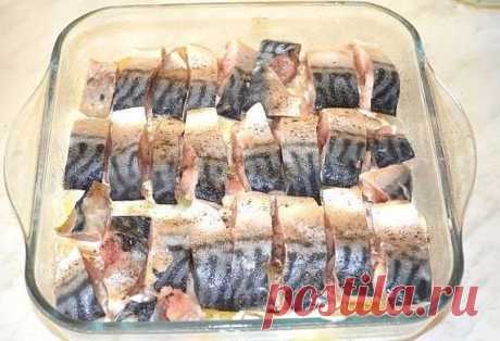 Картофельная запеканка со скумбрией
· Из чего готовить:
- 1 кг. картофеля;
- 600 г. скумбрии (примерно 1 большая тушка);
- 150 г. сыра;
- майонез или смесь майонеза со сметаной;
- соль и перец – по вкусу.
· Как готовить:
Перед приготовление, подготавливаем продукты. Моем и чистим картофель. Промываем рыбу и разделываем ее на небольшие кусочки, при этом максимально удаляем кости. Трем на крупной терке сыр.
Ставим на огонь закипать воду для варки картошки. Пока вода закипает...