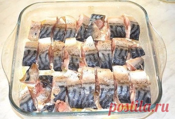 Картофельная запеканка со скумбрией
· Из чего готовить:
- 1 кг. картофеля;
- 600 г. скумбрии (примерно 1 большая тушка);
- 150 г. сыра;
- майонез или смесь майонеза со сметаной;
- соль и перец – по вкусу.
· Как готовить:
Перед приготовление, подготавливаем продукты. Моем и чистим картофель. Промываем рыбу и разделываем ее на небольшие кусочки, при этом максимально удаляем кости. Трем на крупной терке сыр.
Ставим на огонь закипать воду для варки картошки. Пока вода закипает...