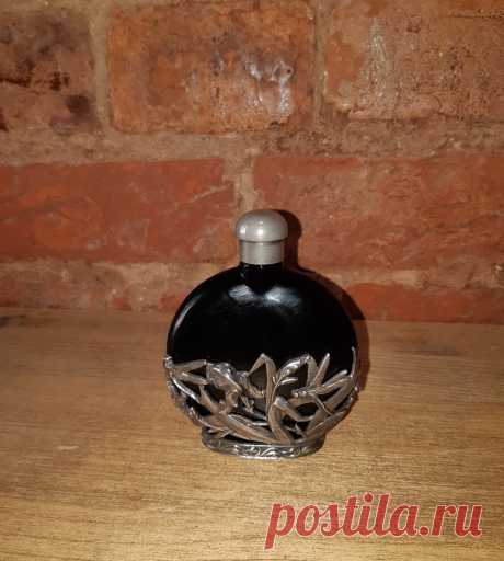 Флакон для духов с металлическим рисунком. Стрекоза. Начало 20 века.  Чёрное стекло. Высота : 100 мм. Ширина : 20 мм. Диаметр : 75 мм. Основание овал : 50 х 25 мм. Остатки духов. 

Цена :  13 000 руб. 

Купить :