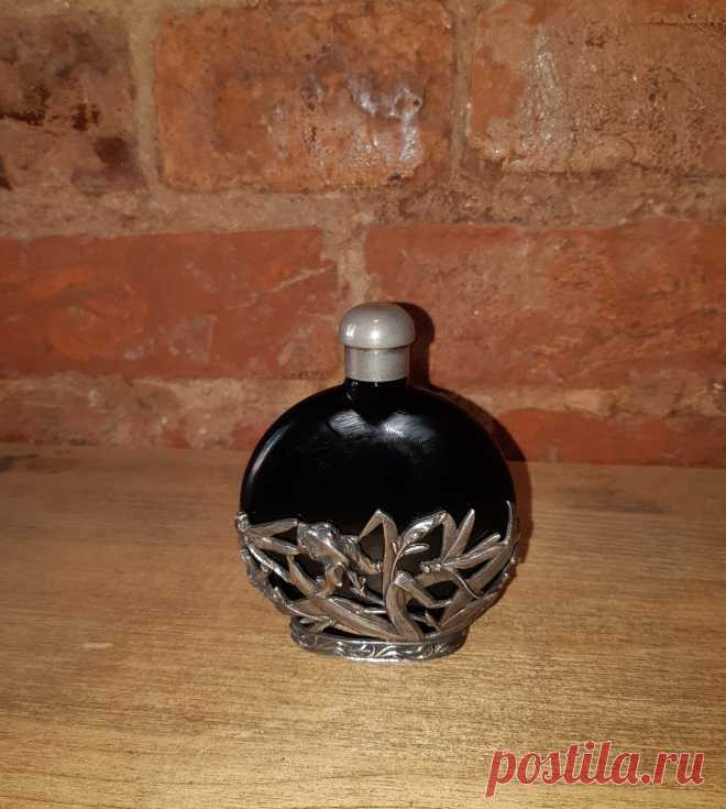 Флакон для духов с металлическим рисунком. Стрекоза. Начало 20 века.  Чёрное стекло. Высота : 100 мм. Ширина : 20 мм. Диаметр : 75 мм. Основание овал : 50 х 25 мм. Остатки духов. 

Цена :  13 000 руб. 

Купить :