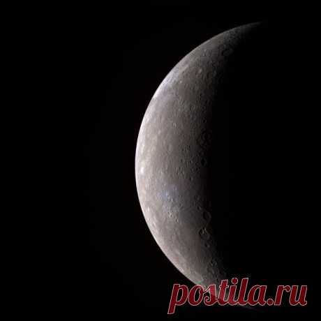 У Меркурия существует чрезвычайно разреженная гелиевая атмосфера. Существование такой атмосферы поддерживается за счет распада радиоактивных изотопов в коре планеты и выделения при этом гелия из поверхности и путем захвата ядер гелия из солнечного ветра. Без постоянного действия этих факторов Меркурий потерял бы свою газовую оболочку буквально через сутки. / Интересный космос