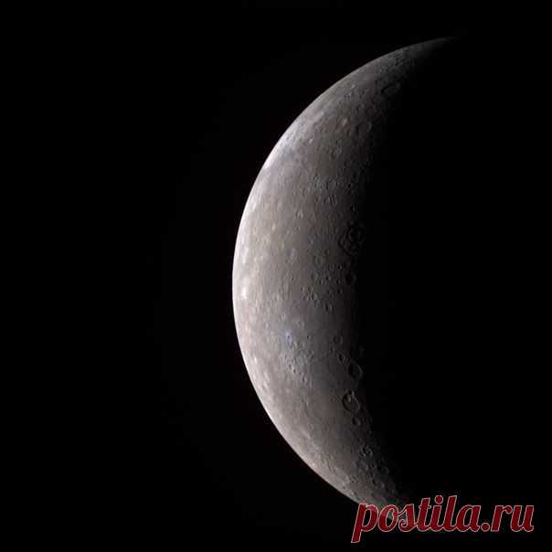 У Меркурия существует чрезвычайно разреженная гелиевая атмосфера. Существование такой атмосферы поддерживается за счет распада радиоактивных изотопов в коре планеты и выделения при этом гелия из поверхности и путем захвата ядер гелия из солнечного ветра. Без постоянного действия этих факторов Меркурий потерял бы свою газовую оболочку буквально через сутки. / Интересный космос