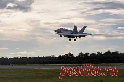 В США заметили самолет с новой ракетой. В США заметили истребитель F/A-18F Super Hornet с новой версией противорадиолокационной ракеты AGM-88G, сообщает The Drive. Новый боеприпас предназначен для обнаружения и поражения радаров систем противовоздушной обороны противника. AGM-88G отличается увеличенной дальностью.