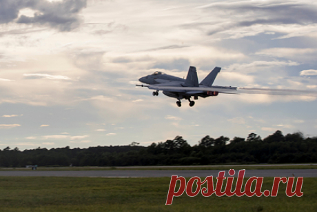 В США заметили самолет с новой ракетой. В США заметили истребитель F/A-18F Super Hornet с новой версией противорадиолокационной ракеты AGM-88G, сообщает The Drive. Новый боеприпас предназначен для обнаружения и поражения радаров систем противовоздушной обороны противника. AGM-88G отличается увеличенной дальностью.