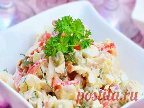 Салат с куриной грудкой, помидорами и зелёным горошком