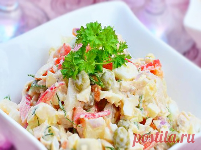 Салат с куриной грудкой, помидорами и зелёным горошком