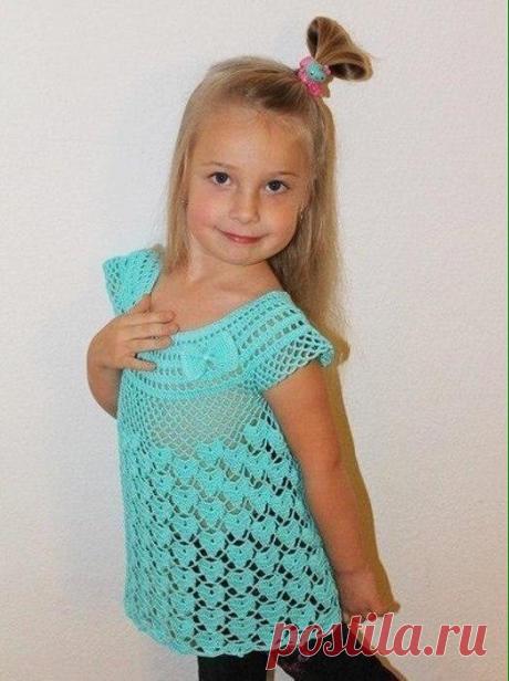 оригинальная туника для девочки .

Описание автора: 
Возраст — 5 лет

Начинаем с набора воздушных петель. Я набирала 170 петель. 
Второй ряд вяжем 1 ст. с. н,1 в. п,1ст. с. н,1. в. п через один ст. с. н. из первого ряда и так далее. 
Третий ряд вяжем без прибавок, в каждый ст. с. н предыдущего ряда и в каждый квадратик предыдущего ряда по одному ст. с. н. 
Четвертый ряд делаем расширение, вяжем 1ст. с. н,2 в. п., пропускаем в нижнем ряду 1ст. с. н и вяжем в следущий ст. с....