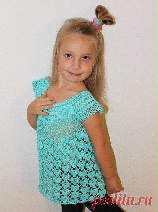 оригинальная туника для девочки .

Описание автора: 
Возраст — 5 лет

Начинаем с набора воздушных петель. Я набирала 170 петель. 
Второй ряд вяжем 1 ст. с. н,1 в. п,1ст. с. н,1. в. п через один ст. с. н. из первого ряда и так далее. 
Третий ряд вяжем без прибавок, в каждый ст. с. н предыдущего ряда и в каждый квадратик предыдущего ряда по одному ст. с. н. 
Четвертый ряд делаем расширение, вяжем 1ст. с. н,2 в. п., пропускаем в нижнем ряду 1ст. с. н и вяжем в следущий ст. с....