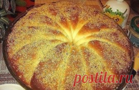 ПАСХАЛЬНЫЙ СДОБНЫЙ КАРАВАЙ

Продукты:

 250 мл кислого молока (у меня – ряженка),
 50 мл жирной сметаны, 
2 яйца, 
4-5 ст.л. сахара,
 щепотка соли, 
100 г сливочного масла или спреда, 
2 ч.л сухих, или 30 г сырых дрожжей, 
550-600 г муки высшего качества,
 ванилин по вкусу;
 2-3 ст.ложки молотых орехов+2 ст.л. сахара + пакетик ванильного сахара; 
круглая сковорода 26-28 см в диаметре.


Кислое молоко соединить со сметаной, взбитыми с солью яйцами, растопленным сливочным ма...