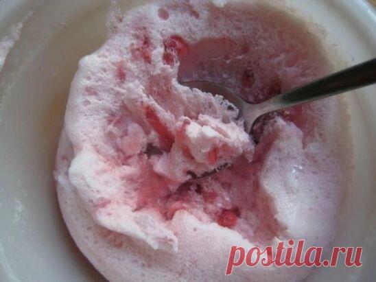 Клубнично-белковое мороженое

1 вариант.на 100 г 68.4 ккал Б/Ж/У 8.07/0.05/9.62

Ингридиенты:
8 штук взбитых белков
сок половины лимона
сахарозаменитель любой (я беру тиаблетизированный)
немножко ягод

Приготовление:
Все взбить, подержать в микроволновке 2 минуты и в морозилку на 12 и более часов.
Небольшое пояснение: Если используется СЗ в таблетках - то предварительно их растворить соком лимона.
Следите чтобы белки не осели в микроволновке, у каждой своя мощность!
Приятного аппетита!