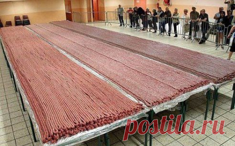 Трое французских мясников побили европейский рекорд по изготовлению самой длинной колбасы. Длина колбасы составляет 6 км и 772м. Ганг, Франция.
СОХРАНИТЬУстановить себе
