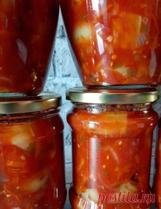 В нашей семье этому рецепту уже пара десятков лет. И готовим мы его ежегодно! Делюсь и с вами

Ингредиенты:
3 кг помидор
4 кг сладкого перца
0,5 кг лука
0,5 кг моркови
3 больших зубка чеснока
1 пучок петрушки
По желанию острый горький перец
250-300 г сахара
2- 2,5 ст.л соли
15 горошин чёрного перца
5 горошин душистого перца
6 шт лаврового листа
250 мл растительного масла
2-3 ст.л 9% уксуса

Помидоры пропустить через мясорубку. Перец нарезать крупным кубиком, лук - четверти...