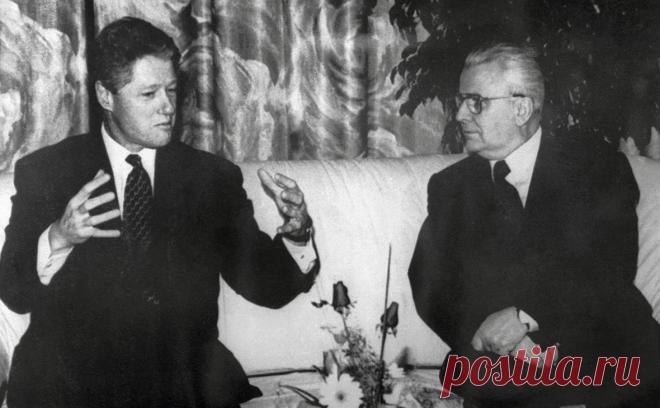 Кравчук предупреждал Клинтона о националистах и «имперских мечтах» России. В 1994 году президент Украины рассказал Биллу Клинтону, что опасается империалистических настроений в России, в особенности среди моряков Черноморского флота. Политик тогда отметил, что на Украине тоже есть немного националистов