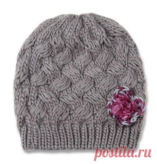 Вязание шапок спицами: модель шапки узором плетенка из снятых длинных петель
