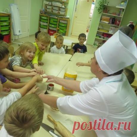 Вот как вкусно мы живём - сами лепим и жуём!
Мастер-класс в честь дня повара.