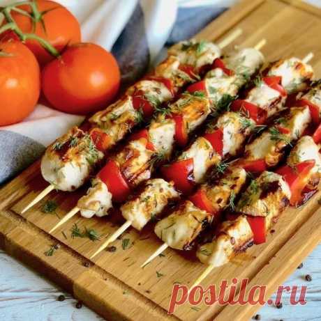 Предлагаем приготовить куриный шашлык, заранее только замариновать, а готовить проще простого  
⠀ 
КБЖУ на 100 гр: 
К-109.4/Б-17.4/Ж-3.2/У-2.4 
⠀ 
Ингредиенты: 
600 гр куриной грудки ( 2 шт ) 
1 болгарский перец 
1 ст.л оливкового масла 
1 ст.л соевого соуса 
сок 1/2 лимона 
1/2 ст.л мёда 
2 зубчика чеснока 
соль/перец/любимые специи 
⠀ 
Приготовление: 
⠀Готовим маринад. Смешиваем масло с соевым соусом, выжимаем лимон, добавляем мёд, выдавливаем чеснок и солим перчим по вк...