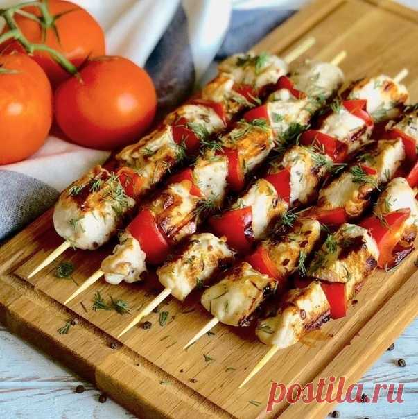 Предлагаем приготовить куриный шашлык, заранее только замариновать, а готовить проще простого  
⠀ 
КБЖУ на 100 гр: 
К-109.4/Б-17.4/Ж-3.2/У-2.4 
⠀ 
Ингредиенты: 
600 гр куриной грудки ( 2 шт ) 
1 болгарский перец 
1 ст.л оливкового масла 
1 ст.л соевого соуса 
сок 1/2 лимона 
1/2 ст.л мёда 
2 зубчика чеснока 
соль/перец/любимые специи 
⠀ 
Приготовление: 
⠀Готовим маринад. Смешиваем масло с соевым соусом, выжимаем лимон, добавляем мёд, выдавливаем чеснок и солим перчим по вк...