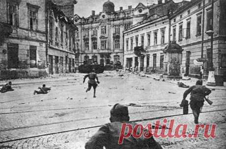 Десять сталинских ударов. Как били фашистов в 1944-м и откуда взялся термин Термин «Десять ударов» в своем выступлении впервые использовал Иосиф Сталин. «Сталинскими» ими их назвали публицисты и, конечно, подхалимы.