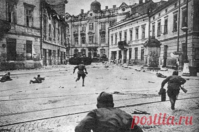 Десять сталинских ударов. Как били фашистов в 1944-м и откуда взялся термин Термин «Десять ударов» в своем выступлении впервые использовал Иосиф Сталин. «Сталинскими» ими их назвали публицисты и, конечно, подхалимы.