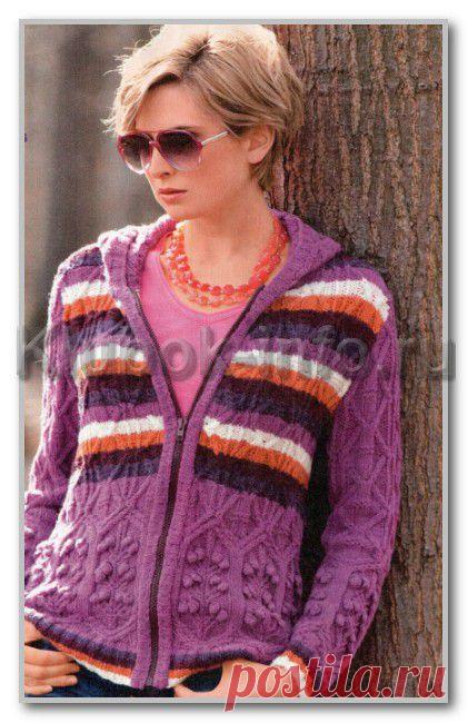 Вязание спицами. Женские модели. Спортивный жакет с капюшоном, застежкой-молнией, с рельефными узорами и цветными полосками.