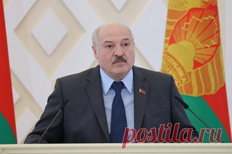 В Германии заявили о потере Белоруссией шанса выбраться из объятий России. Немецкий дипломат Кристоф Хойсген заявил, что Белоруссия потеряла шанс выбраться из объятий России и проводить независимую политику. По его словам, белорусский президент Александр Лукашенко побоялся, что демократизация страны нанесет ему персональный ущерб. Он отметил, что Украина пошла по другому пути.