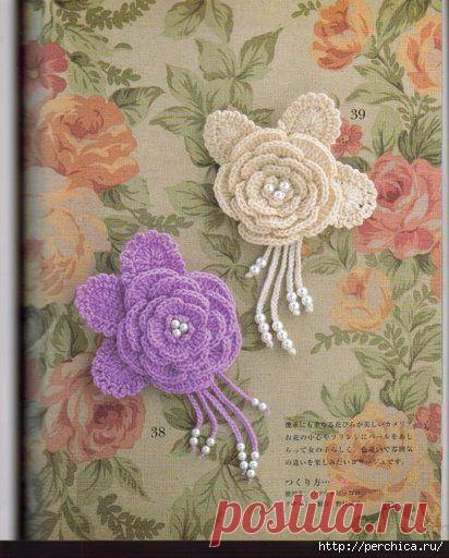 Роза с листочками и бутонами на брошь или шляпку