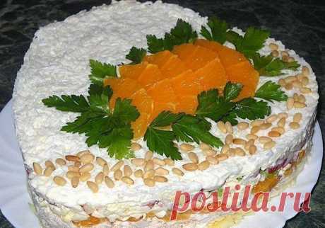 Слоёный салат с курицей, апельсинами и плавленым сыром..