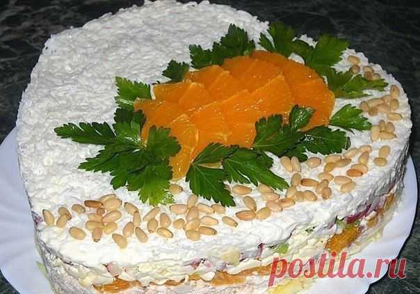 Слоёный салат с курицей, апельсинами и плавленым сыром..