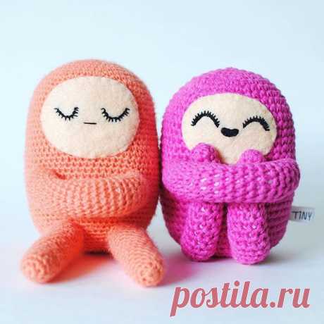 ВЫСТАВКА ВЯЗАНЫХ ЧУДЕС 💖 Автор игрушки ➡️ @tinycurl 💖 Если очень хочется обнимашек, то на крайний случай можно научиться обнимать себя самого😂И даже при этом сладко заснуть!💤😌#кукла#амигуруми#игрушка#вязание#ц#вязаниеназаказ#ручнаяработа#вязанаяигрушка#crochettoy#amigurumidoll#amigurumitoy#вязаниедлядетей#подарокребенку#незнаючтоподарить#мишкахендмейд#куклавподарок#игрушкавподарок#игрушкадлядетей#игрушканазаказ#babyroomdecor#childrensroom#decorforkids#handmadedolls#to...