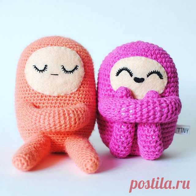 ВЫСТАВКА ВЯЗАНЫХ ЧУДЕС 💖 Автор игрушки ➡️ @tinycurl 💖 Если очень хочется обнимашек, то на крайний случай можно научиться обнимать себя самого😂И даже при этом сладко заснуть!💤😌#кукла#амигуруми#игрушка#вязание#ц#вязаниеназаказ#ручнаяработа#вязанаяигрушка#crochettoy#amigurumidoll#amigurumitoy#вязаниедлядетей#подарокребенку#незнаючтоподарить#мишкахендмейд#куклавподарок#игрушкавподарок#игрушкадлядетей#игрушканазаказ#babyroomdecor#childrensroom#decorforkids#handmadedolls#to...