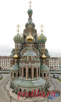 Храм Воскресения Господня (Спас на крови). 1 марта 1881 года, когда государь Александр II ехал по набережной Екатерининского канала в карету была брошена бомба. От взрыва пострадали двое казаков и мальчик из ближайшей булочной. Когда царь нагнулся к умирающему ребенку, чтобы перекрестить его, ему под ноги бросили вторую, роковую бомбу. На этом трагическом месте был заложен храм во имя Воскресения Господня. Храм-памятник строился в 1883-1907 годах по проекту архитектора А.А. Парланда.