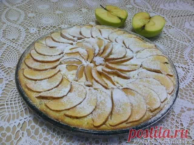 Творожная запеканка с яблоками и изюмом