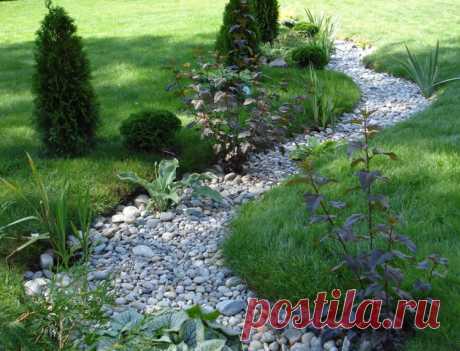 So legt man einen Trockenbach im Garten an! Anleitung, Tipps und Ideen