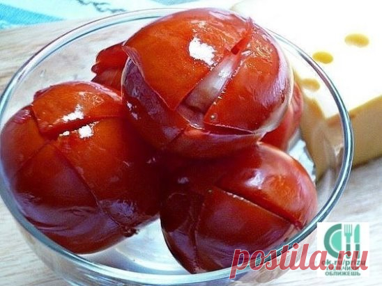 Помидоры как из бочки без уксуса 
Эти помидоры просто наркотик какой-то! Если вам негде хранить бочку с солениями, или просто хочется солёных помидорок поскорее, то приготовьте их таким простым способом. Никакого уксуса, всё натуральное.
(пропорции на 3 л. банку, можно готовить в любой таре, у меня на фото 1 л, но это очень мало, если только раздразниться)
Помидоры — на 3 л банку около 1,5 кг
Чеснок — кусочек зубка в каждый помидор
Специи — укроп, листья смородины, вишни, лавровый лист (можно